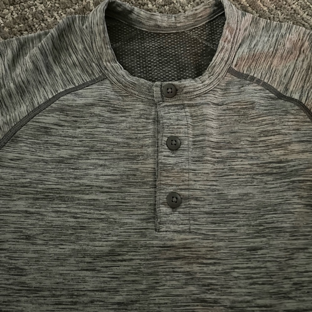 Lululemon Men's SZ XS Metal Vent Tech Short Sleeve Henley Slate Grey / White